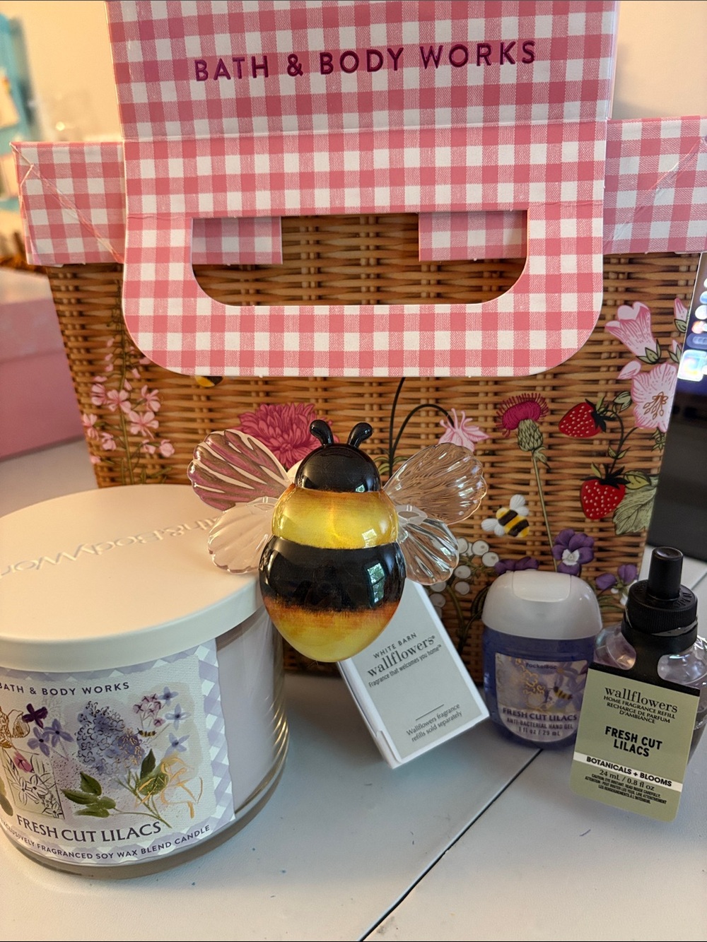 Bath & Body Works Fresh Cut Lilacs Gift Set with Yellow & Black Bee Wallflower